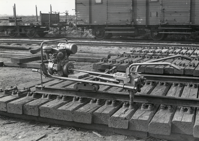 168996 Afbeelding van een kraagschroefmachine type Matisa van de N.S. op het terrein van de stapelplaats en ...